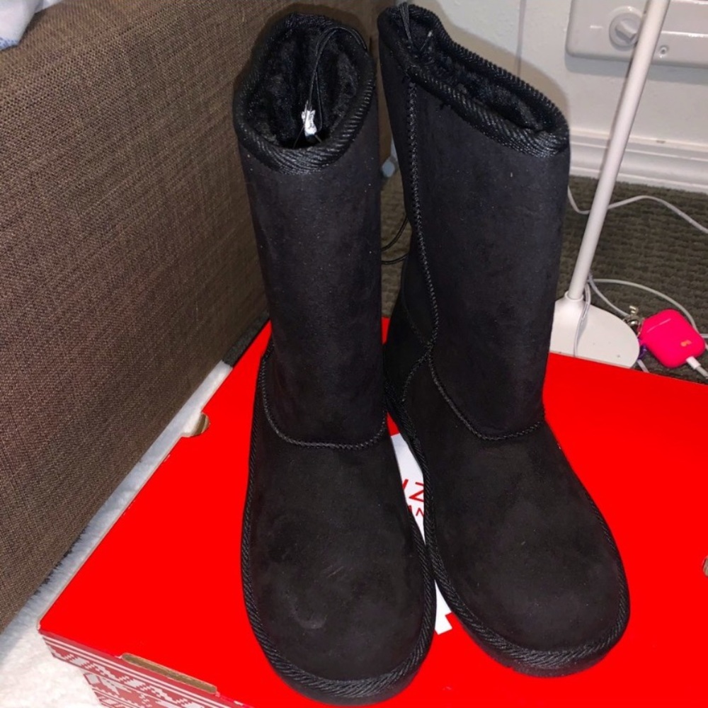 Black winter boots